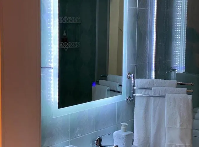 Lucas * Τίρανα