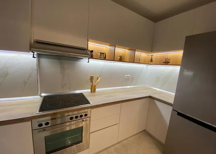 Lucas * Τίρανα